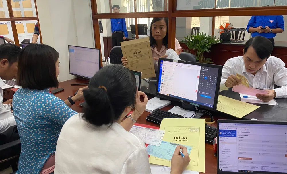 Người dân đến Trung tâm Phục vụ hành chính công phường Vũng Tàu thực hiện thủ tục hành chính. Ảnh: QUANG VŨ