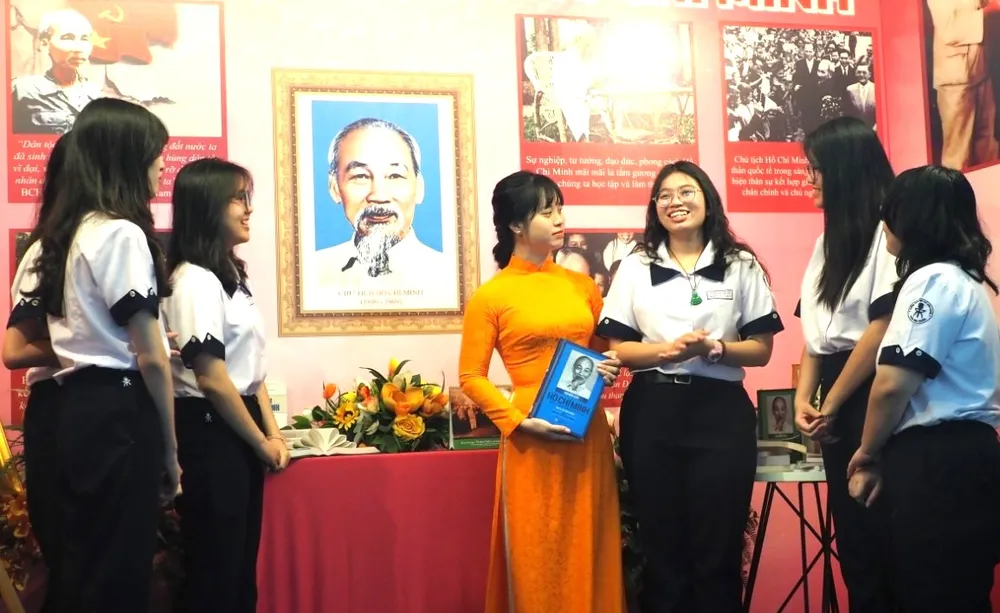 Học sinh Trường THPT chuyên Trần Đại Nghĩa (phường An Khánh, TPHCM) tìm hiểu tài liệu tại Không gian văn hóa Hồ Chí Minh