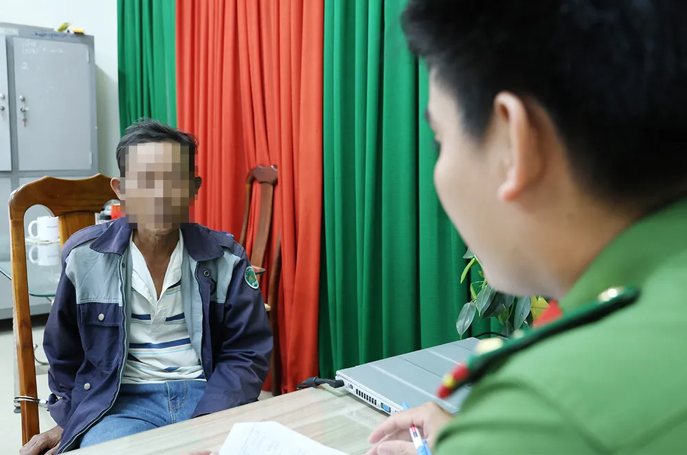 Quách Đình Tuấn đến Cơ quan Công an đầu thú