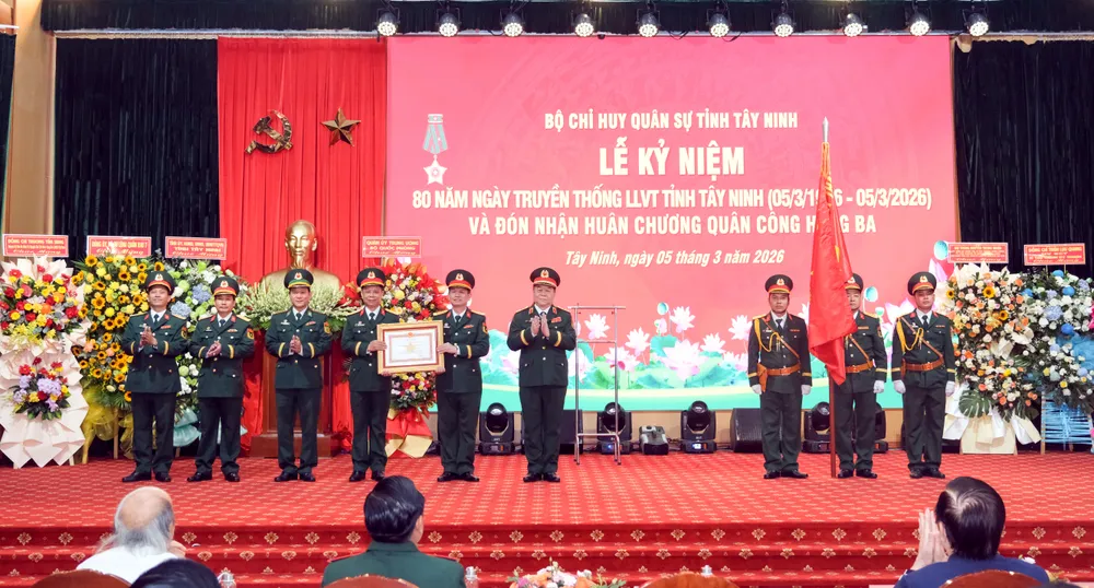 Đại tướng Nguyễn Trọng Nghĩa, Ủy viên Bộ Chính trị, Bí thư Trung ương Đảng, Chủ nhiệm Tổng cục Chính trị Quân đội nhân dân Việt Nam trao Huân chương Quân công hạng ba cho lực lượng vũ trang tỉnh Tây Ninh