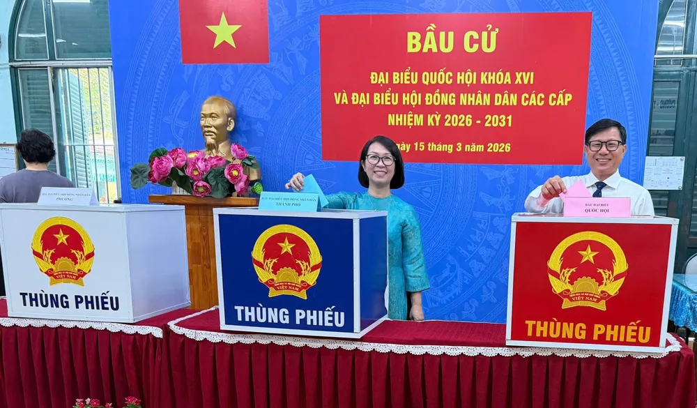 Ông Đinh Hoàng Hà và vợ Nguyễn Ngọc Minh (kiều bào Singapore) tham gia bỏ phiếu bầu cử tại điểm bầu cử phường Chợ Lớn, TPHCM. Ảnh: Cổng thông tin điện tử Quốc hội 