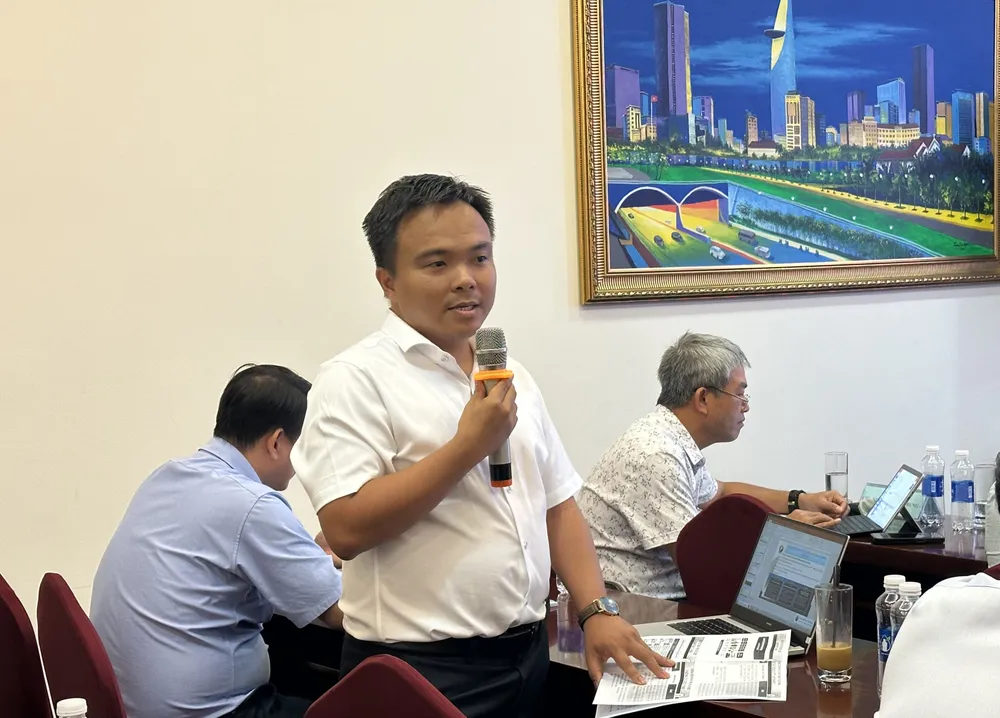 Các chuyên gia góp ý về quy trình quản lý, giám sát vận hành hệ thống quan trắc nguồn thải tự động, liên tục. Ảnh: THANH HIỀN