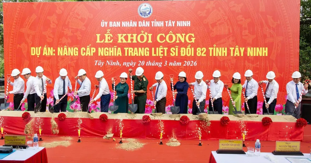 Các đại biểu thực hiện nghi thức khởi công Dự án nâng cấp Nghĩa trang liệt sĩ Đồi 82, tỉnh Tây Ninh