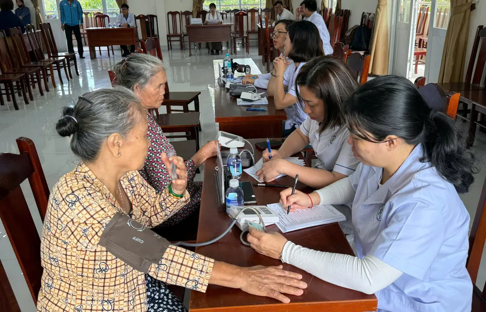 Khám bệnh cho người già neo đơn