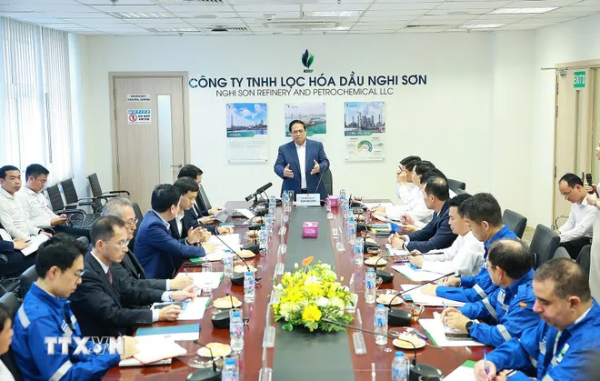Thủ tướng Phạm Minh Chính làm việc với lãnh đạo Công ty trách nhiệm hữu hạn Lọc hoá dầu Nghi Sơn. Ảnh: TTXVN