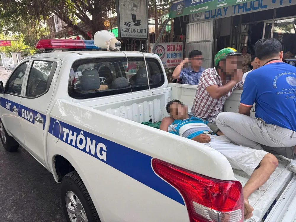 Người bệnh được Cảnh sát giao thông Công an tỉnh Vĩnh Long đưa đi cấp cứu kịp thời. Ảnh: HOÀI THƯƠNG