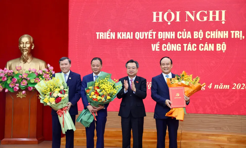 Đồng chí Nguyễn Thanh Nghị, Trưởng Ban Chính sách, chiến lược Trung ương chúc mừng các đồng chí được bổ nhiệm 