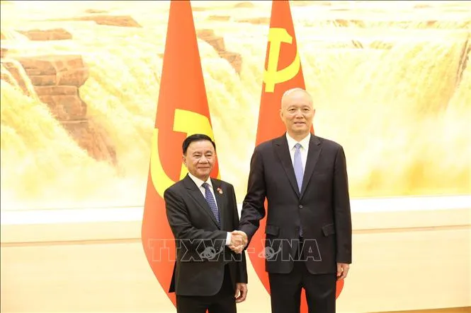 Đồng chí Trần Cẩm Tú (trái) và đồng chí Thái Kỳ. Ảnh: TTXVN