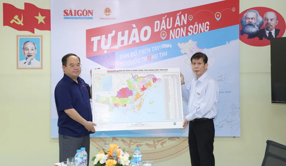 Đồng chí Nguyễn Khắc Văn, Quyền Tổng Biên tập Báo SGGP trao tặng bản đồ tỉnh Quảng Ninh tới đồng chí Quản Minh Cường, Bí thư Tỉnh ủy Quảng Ninh, chiều 22-4. Ảnh: QUANG PHÚC