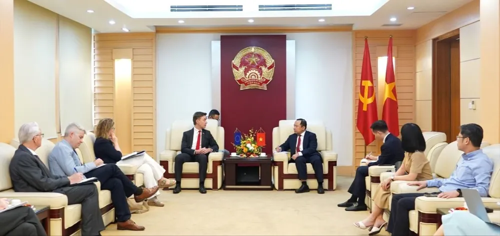 Anh Bo truong KHCN tiep Dai su EU 2.jpg