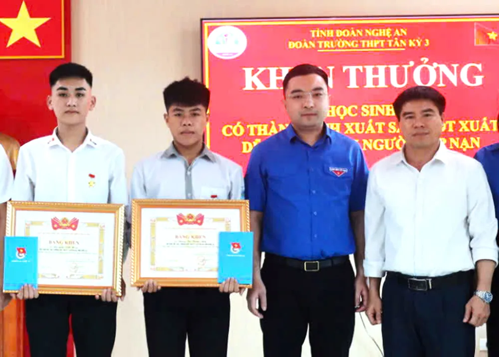 Lãnh đạo Tỉnh đoàn Nghệ An trao bằng khen của Trung ương Đoàn TNCS Hồ Chí Minh cho em Đặng Bá Tuấn Anh và Nguyễn Viết Huy 
