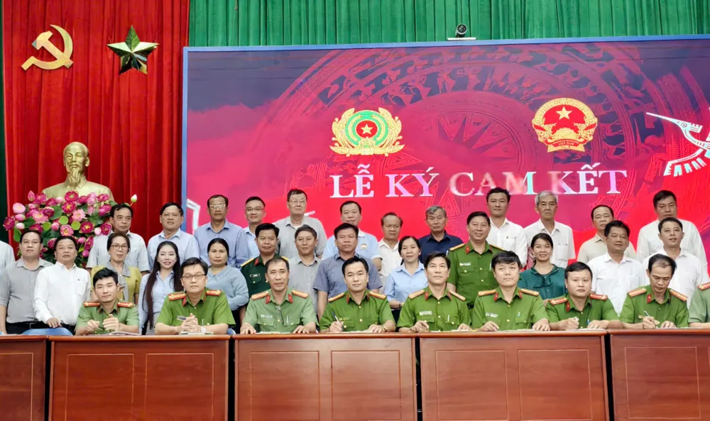 Phường Bình Hòa, TPHCM tổ chức ký cam kết, chung tay xây dựng phường không ma túy. Ảnh: TÂM TRANG