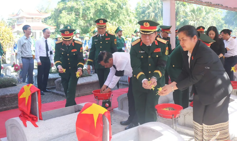 Đại tướng Nguyễn Trọng Nghĩa và các đại biểu thực hiện nghi lễ rải hoa ở các phần mộ liệt sĩ