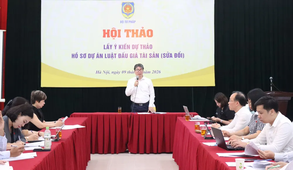 Phó Cục trưởng Cục Bổ trợ tư pháp Lê Văn Tuấn phát biểu tại hội thảo. Ảnh: CẨM HÀ 