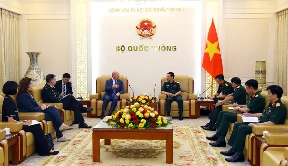 BT Quoc phong tiep DS Canada 2.jpg