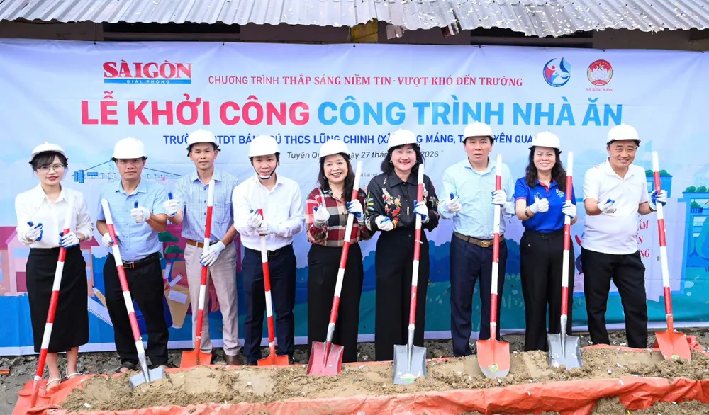 Bà Vũ Thị Kim Chung, Phó Giám đốc Sở GD-ĐT tỉnh Tuyên Quang; bà Bùi Thị Hồng Sương, Phó Tổng Biên tập Báo SGGP cùng các đại biểu thực hiện nghi thức động thổ công trình. Ảnh: ĐỖ TRUNG