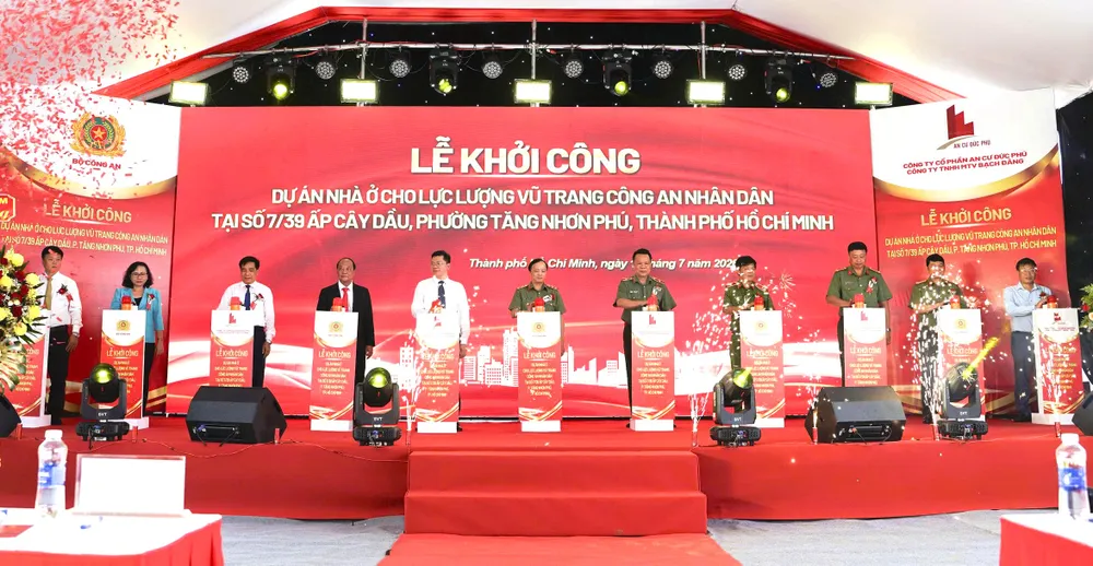 Các đại biểu thực hiện nghi thức khởi công dự án nhà ở xã hội cho lực lượng vũ trang Công an nhân dân, tại phường Tăng Nhơn Phú. Ảnh: HD