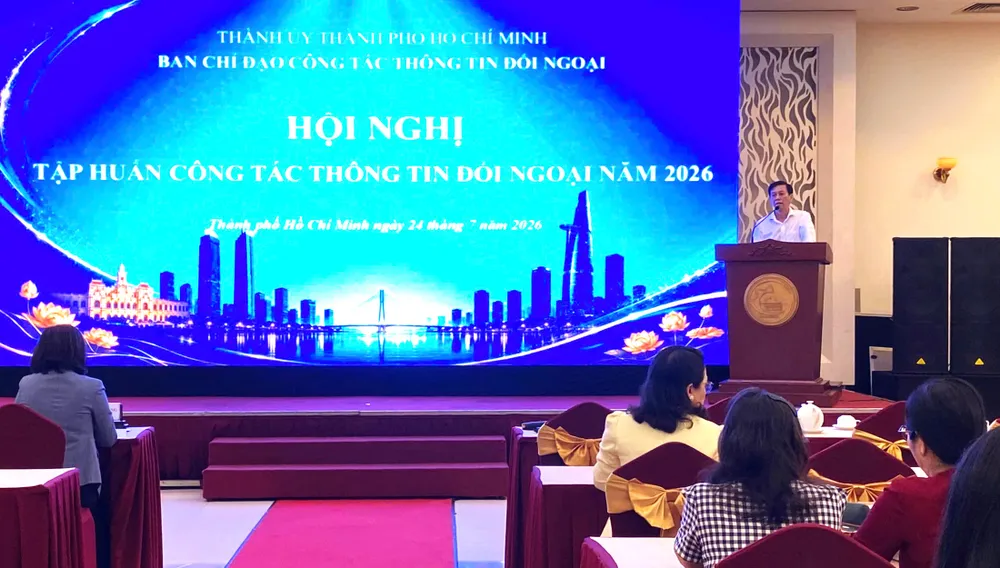 Đồng chí Nguyễn Thọ Truyền, Phó Trưởng Ban Tuyên giáo và Dân vận Thành ủy phát biểu tại hội nghị tập huấn. Ảnh: XUÂN HẠNH
