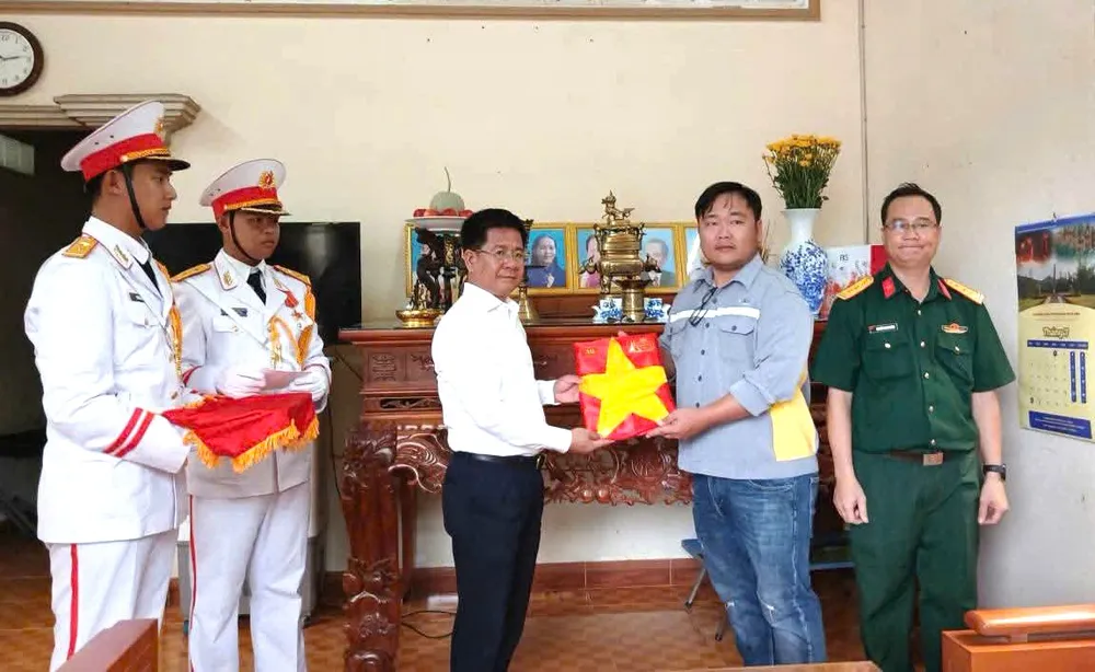 Đồng chí Bùi Chí Thành, Ủy viên Ban Thường vụ Thành ủy TPHCM, Bí thư Đảng ủy, Chủ tịch HĐND phường Phú Mỹ trao di ảnh cho thân nhân liệt sĩ
