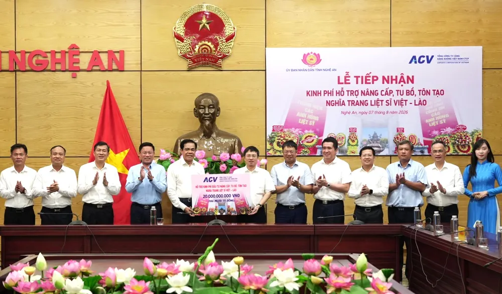 Lãnh đạo ACV trao biểu trưng số tiền 20 tỷ đồng hỗ trợ tỉnh Nghệ An nâng cấp, tu bổ, tôn tạo Nghĩa trang Liệt sĩ Việt-Lào. Ảnh: CTV