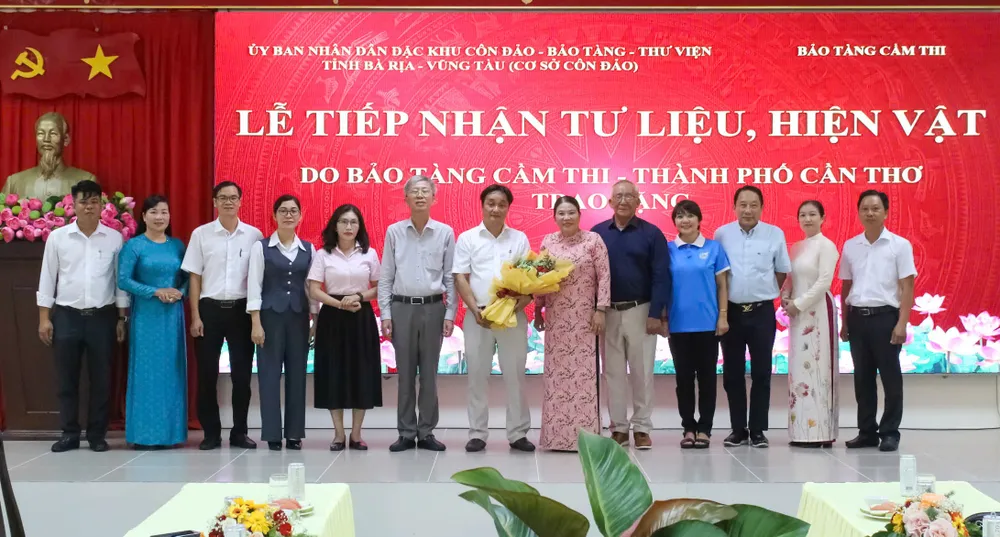 Lễ tiếp nhận hiện vật, tư liệu về lịch sử nhà tù Côn Đảo do Bảo tàng Cầm Thi trao tặng