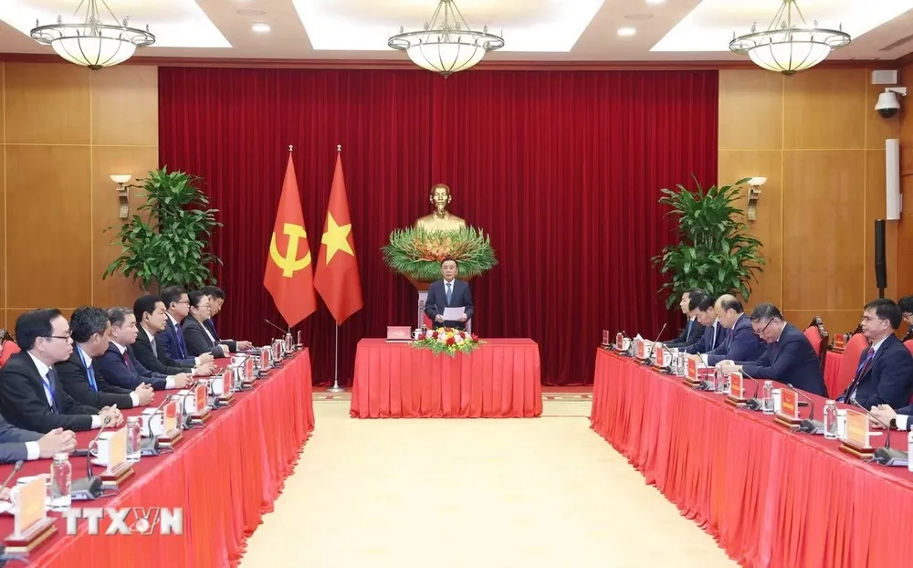 Thường trực Ban Bí thư Trần Cẩm Tú tiếp Đoàn cán bộ cấp cao Đảng Nhân dân Cách mạng Lào. Ảnh: TTXVN