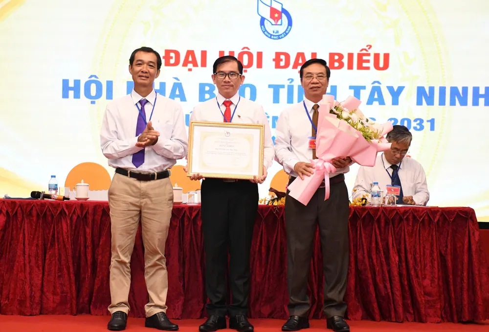 Lãnh đạo Hội Nhà Báo tỉnh Tây Ninh nhận Bằng khen của Hội Nhà báo Việt Nam