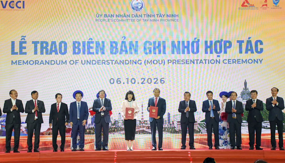Lãnh đạo tỉnh Tây Ninh và VCCI thực hiện nghi thức ký kết biên bản ghi nhớ hợp tác