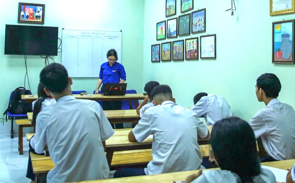 Các học sinh lớp 8 bước vào chuyên đề ôn tập kiến thức Hóa học