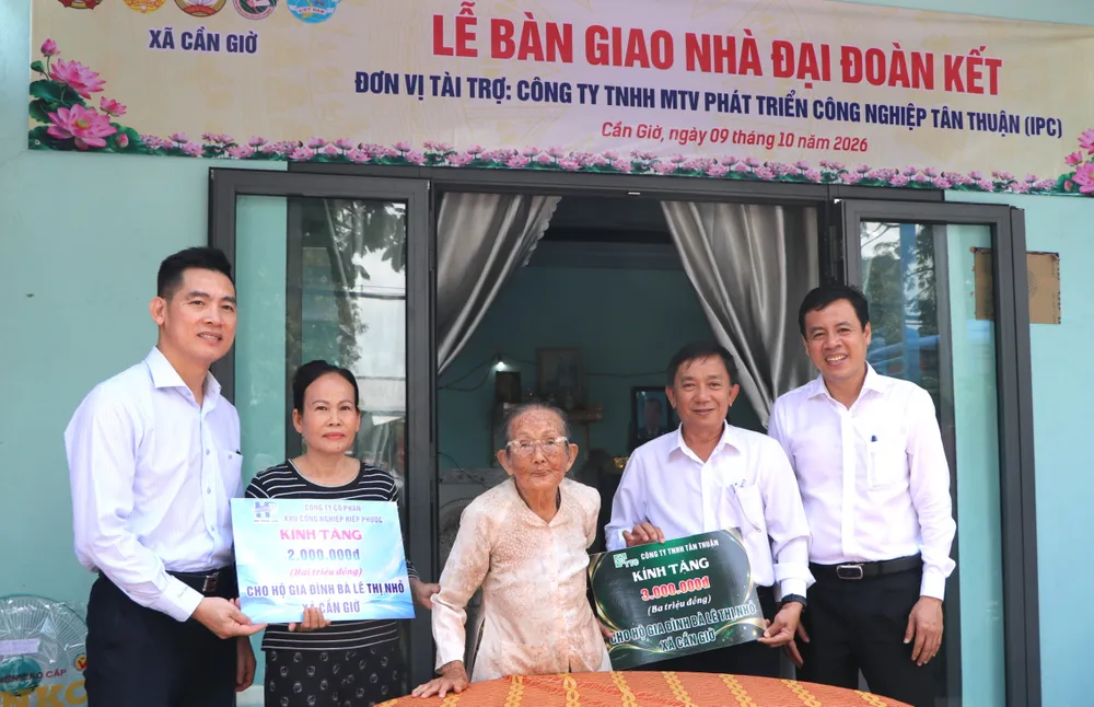 Niềm vui của bà Lê Thị Nhỏ (xã Cần Giờ) khi nhận nhà mới