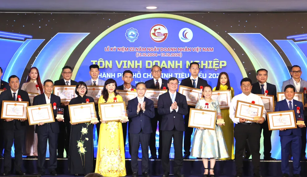 Lãnh đạo TPHCM trao danh hiệu Doanh nghiệp, Doanh nhân TPHCM tiêu biểu năm 2026 tại lễ tôn vinh ngày 13-10. Ảnh: HOÀNG TRIỀU