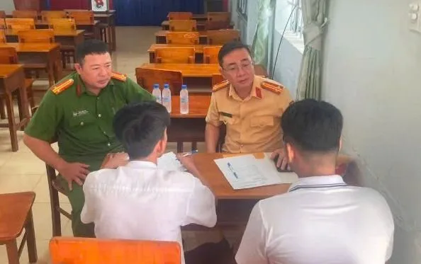 xu-ly-nam-sinh-dieu-khien-xe-dien-bang-chan-0.jpg