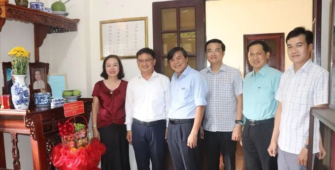 市委宣教与民运处代表团前往探望陈仲新同志家属并向他上香缅怀。