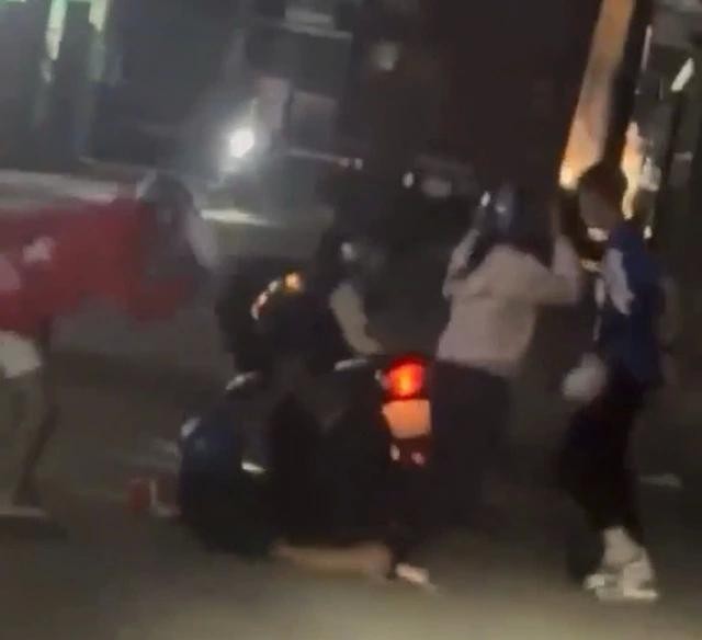 记录夫妇俩被袭击过程的视频。( 从视频中剪切的图片)