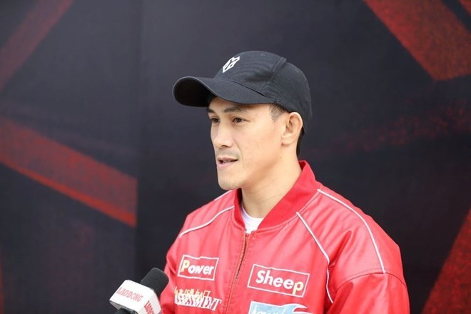 越南泰拳运动员阮陈维一接受记者采访。