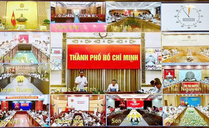 在胡志明市现场直播点的政府7月份例行视像会议。