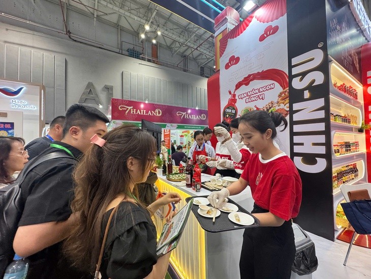 马山集团(Masan Group)的展位吸引众多食客前来参观并品赏产品。