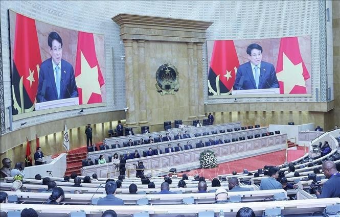 越南国家主席梁强出席安哥拉国民议会特别全体会议并发表讲话。图自越通社