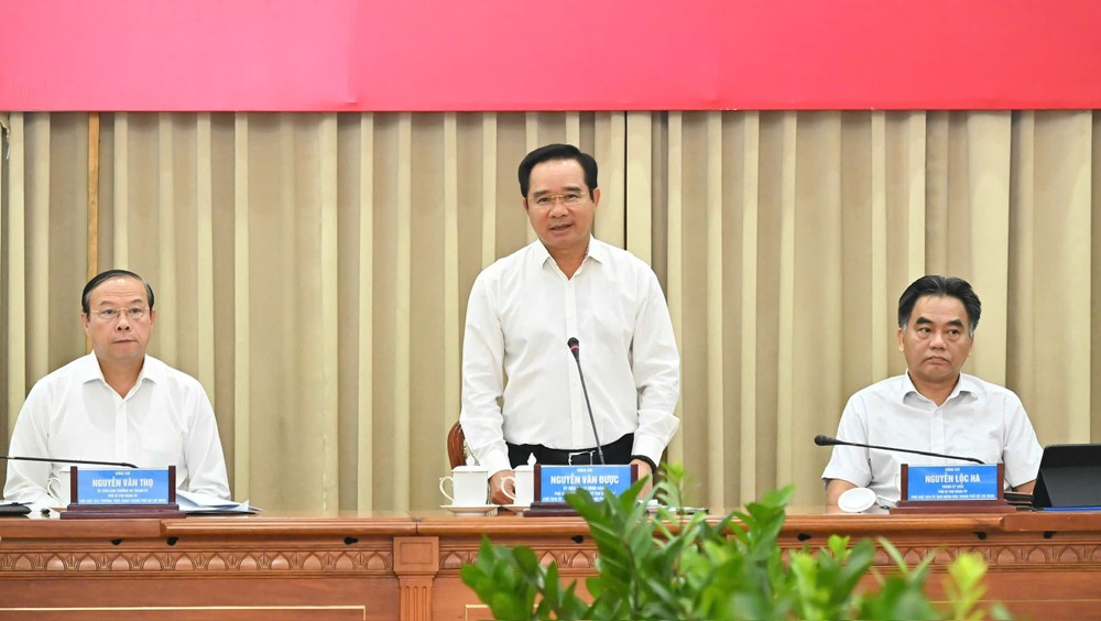 胡志明市人委会主席阮文得致开幕词。