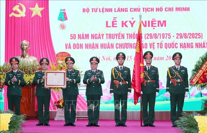 胡志明主席陵司令部荣获一等卫国勋章。