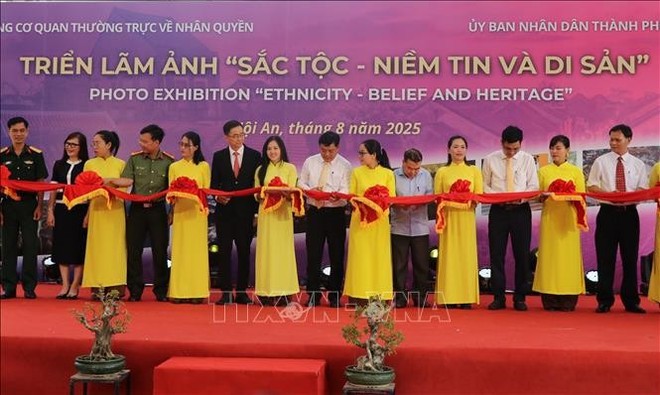 “民族——信仰与遗产”图片展开幕式。图自越通社