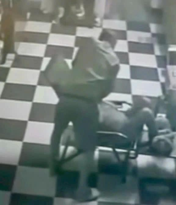 监控录像拍下嫌犯在屋内杀害受害者的画面。(从视像中裁剪的图片)