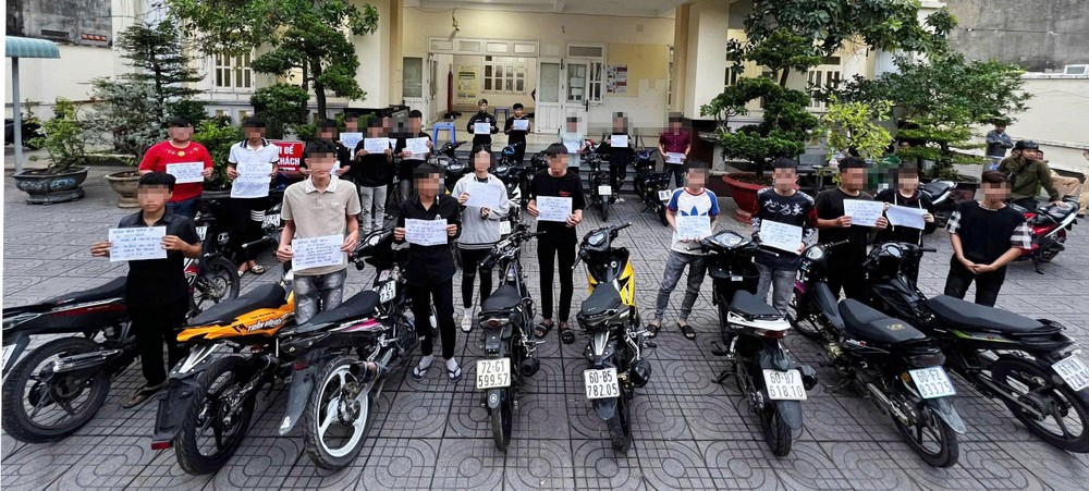  被交警力量暂拘的非法聚集赛车青少年和改装车辆。