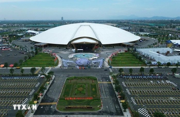 越南会展中心的正门大厅已完成布置工作，为8月19日上午落成仪式做好准备。