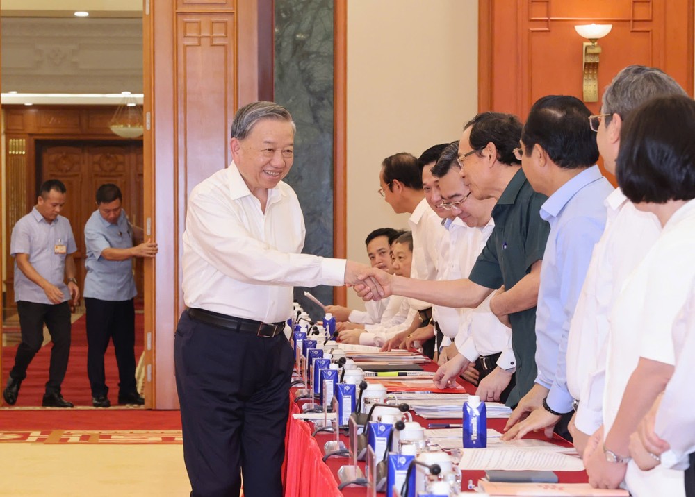 苏林总书记与胡志明市市委常务处同志们握手。