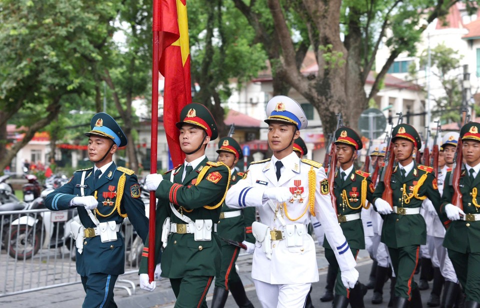 海军、陆军、空军三军荣誉方阵进驻集结区。图自越通社