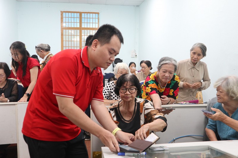 指引老年人使用社交网应用程式。