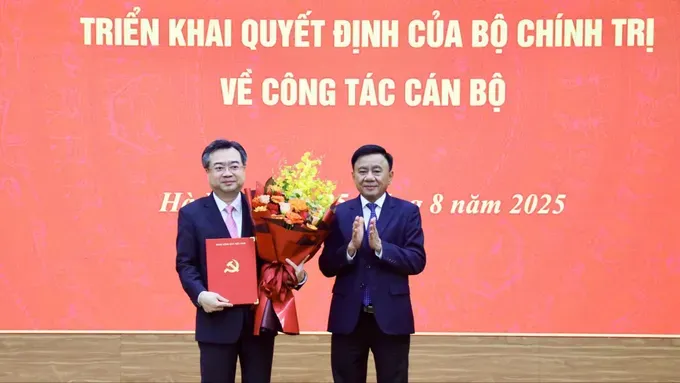 陈锦秀同志向阮青毅同志颁授《决定》。