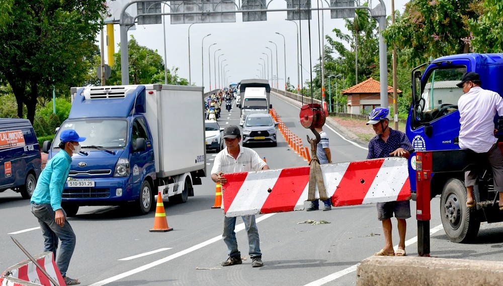 竖立硬分隔栏，以禁止汽车流通。