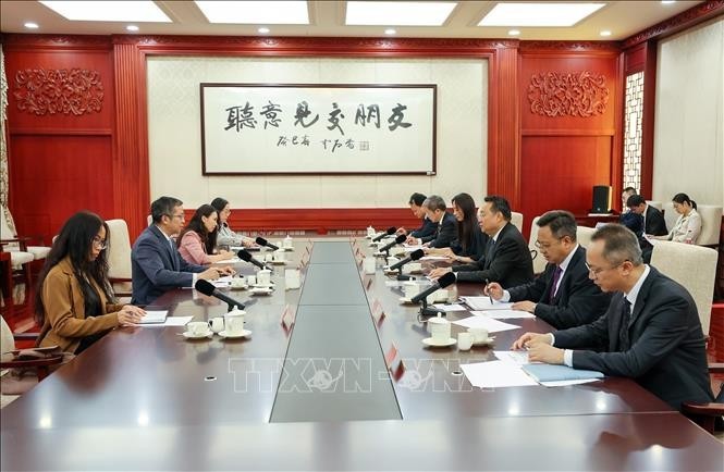 越南驻华大使范清平会见中共中央宣传部副部长王纲。